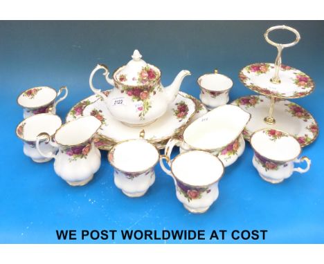 A Royal Albert Old Country Roses tea / dinner set, six setting including cups and saucers, side plates, dinner plates, servin