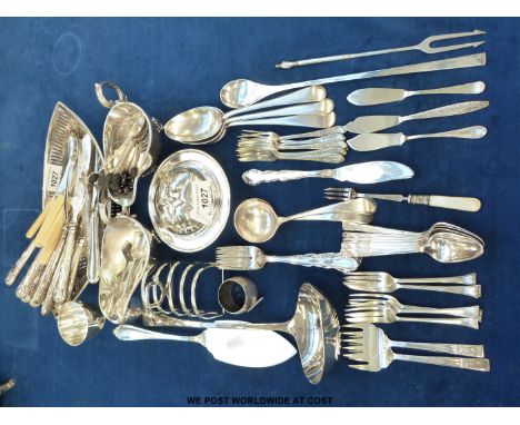 A collection of silver plated items to include a pair of Mappin & Webb sauce boats, Walker & Hall cutlery etc, together with 