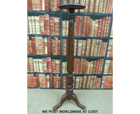 A mahogany reeded torchere raised on tripod base (height 135cm) 