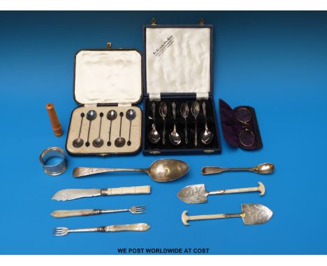 Georgian hallmarked silver bright cut spoon, mother of pearl handled cutlery, two bone and plate miniature spades, vintage sp