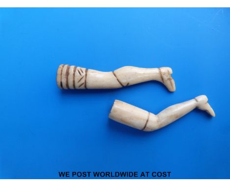 An 18th/19thC carved bone figural lady's leg pipe tamper/stopper with garter and stocking top detail (approx 2.5") together w