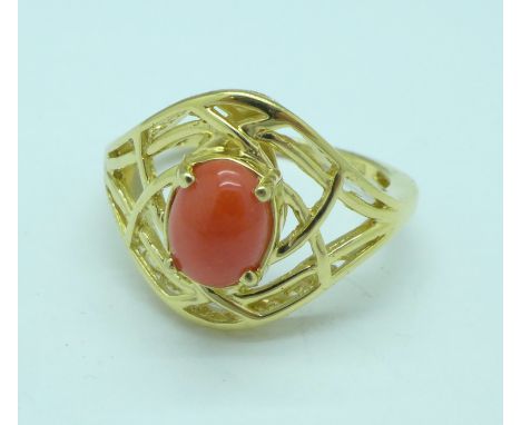 A silver gilt cabochon coral set ring, P