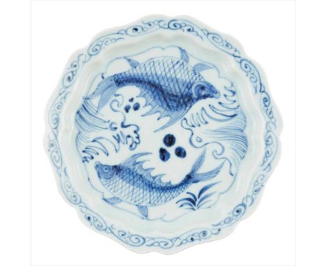 BLUE AND WHITE ‘FISH’ DISH青花魚藻紋花口碟 thinly moulded on an unglazed flattened base to notched rim, the interior painted with two