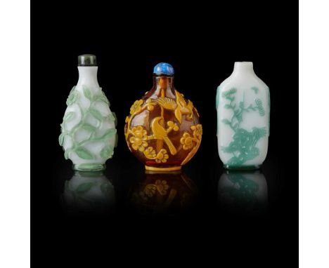 GROUP OF THREE OVERLAY GLASS SNUFF BOTTLES QING DYNASTY, 19TH CENTURY&nbsp;清&nbsp;各式套料鼻煙壺（三件） comprising: a green overlay Pek
