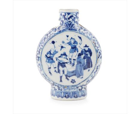 BLUE AND WHITE MOON FLASK QING DYNASTY, 19TH CENTURY清 青花貨郎紋扁壺 each convex side of the flattened circular body is decorated wi