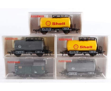 5 Fleischmann Wagen 5300, 2x 5401 und 2x 5408, Spur H0, Alterungsspuren, je im OK, meist Z 2-3