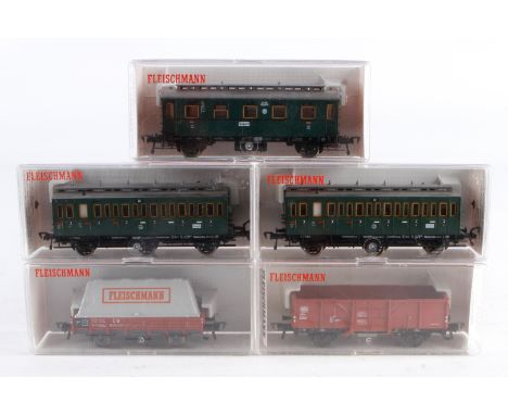 5 Fleischmann Wagen 5069, 2x 5092, 5200 und 5502, Spur H0, Alterungsspuren, je im OK, meist Z 2-3