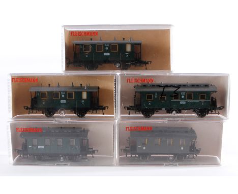 5 Fleischmann Wagen, Spur H0, Alterungsspuren, je im tw besch. und NV Karton, meist Z 2-3