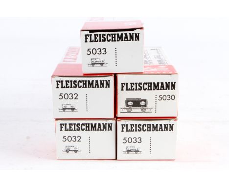 5 Fleischmann Kesselwagen, Spur H0, Alterungsspuren, je im OK, meist Z 2-3