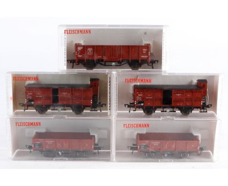 5 Fleischmann Wagen 5205, 2x 5208 und 2x 5356, Spur H0, Alterungsspuren, je im OK, meist Z 2-3