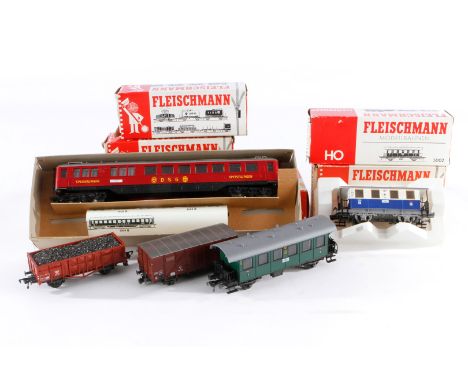 5 Fleischmann Wagen 1503 B, 5002, 5012, 5053 und 5330, Spur H0, Alterungsspuren, je im tw besch. OK, 2 Radsätze fehlen, meist