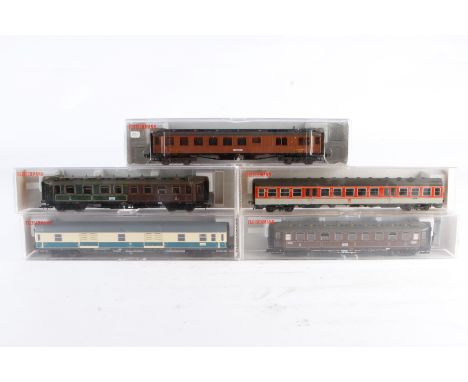 5 Fleischmann Wagen 4432, 5081, 5190, 5852 und 5853, Spur H0, Alterungsspuren, je im OK, meist Z 2-3