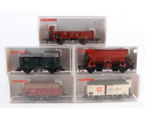5 Fleischmann Wagen 5203, 5204, 5300, 5510 und 5806, Spur H0, Alterungsspuren, je im OK, meist Z 2-3