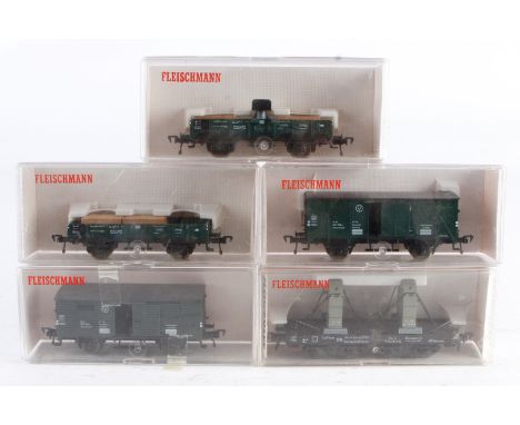 5 Fleischmann Wagen, Spur H0, darunter 5201, 5202, 5351 und 5596, Alterungsspuren, meist im OK, Z 2-3