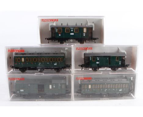5 Fleischmann Wagen 5052, 5055, 5092, 5094 und 5095, Spur H0, Alterungsspuren, je im OK, meist Z 2-3