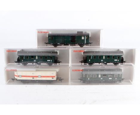 5 Fleischmann Wagen 5060, 5061, 2x 5062 und 5232, Spur H0, Alterungsspuren, je im OK, meist Z 2-3