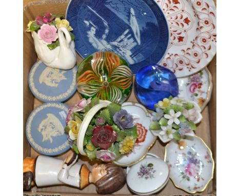 Ceramics and Glass - A Royal Crown Derby Rougement pattern plate, a Bali pattern five petal tray, other Posies pattern; flora