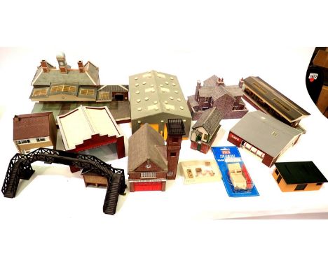 Assorted OO scale buildings including Skaledale, kit built card and plastic. P&amp;P Group 3 (£25+VAT for the first lot and £