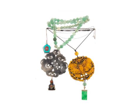 STRING OF CHINESE JADE BEADS, suspending a hardstone pendant, 40 cm long, together with a horn necklace, a cicada carving, re