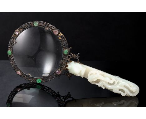 Lupe aus vergoldetem Silber mit Steinbesatz in Jade und Amethyst, Griff aus einem Gürtelhaken  mit ChilongChina, die Jade 18.