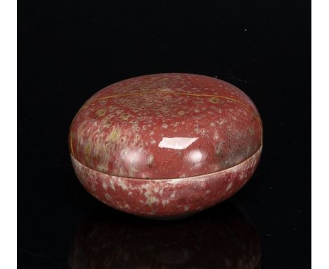 Deckeldose für Siegellack aus Porzellan mit Peachbloom-GlasurChina, Kangxi-Sechszeichenmarke in Unterglasurblau, 19. Jh.D. 7,