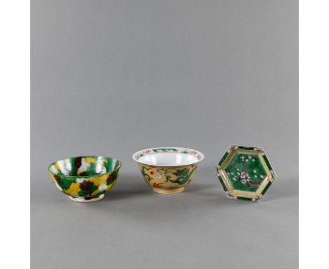 Hexagonaler BIscuit-Teller mit Famille vertte-Dekor, Schale mit Drachendekor und 'Spinach and Egg'-Schale aus PorzellanChina,