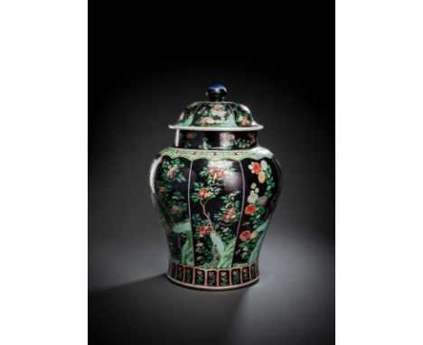 Große und seltene 'famille noir'-Deckelvase aus Porzellan mit BlütendekorChina, Kangxi-PeriodeH. 57 cmAus einer europäischen 