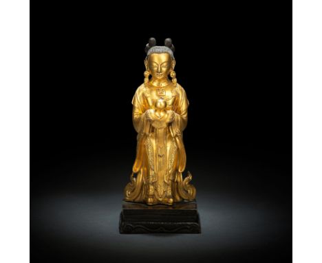 Feuervergoldete Adorantin ein Gefäß vor der Brust haltendChina, Kangxi-PeriodeH. 14,2 cm (o. S.)Sammlung Dr. Peter Nicolaus (