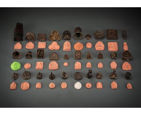 Große Gruppe von Tsa-tsa-Stempeln und ModelTibet, 15.-19. Jh., die Abdrücke teils späterdiv.Aus der Tibet- und Asien-Sammlung