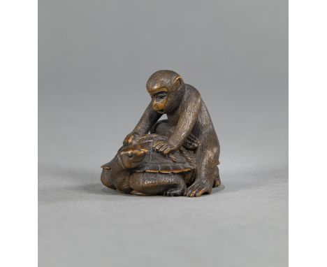 Netsuke eines Affen auf einer Schildkröte reitendJAPAN, sign.: Masatami, 19. Jh.L. 5,1 cmSeit 1982 in einer österreichischen 