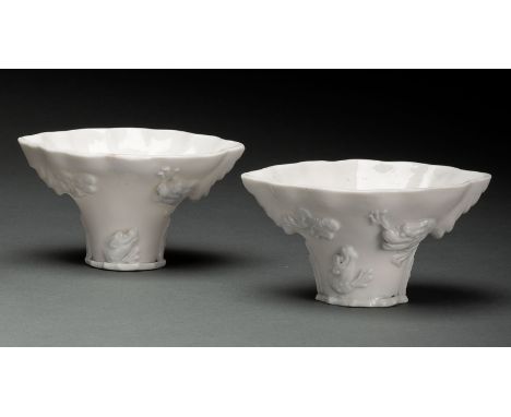 Paar Dehua-Weinbecher mit Drachen, Reh und Fisch in Relief, milchig weiss glasiertChina, Shunzi- bis frühe Kangxi-Periode, ca