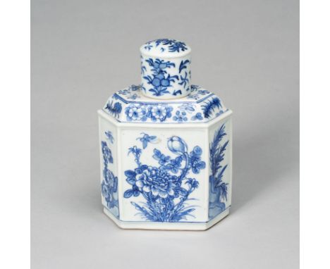Teedose aus Porzellan mit blau-weißem FloraldekorCHINA, unterglasurblaue Kangxi-Vierzeichenmarke, 19. Jh.H. 20 cmAus einer al