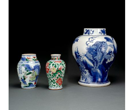 Wucai-Vase mit Aufschrift und Figurenszene, unterglasurblaue Balustervase mit Fabeltieren und Wucai-Vase mit Päonien und Löwe