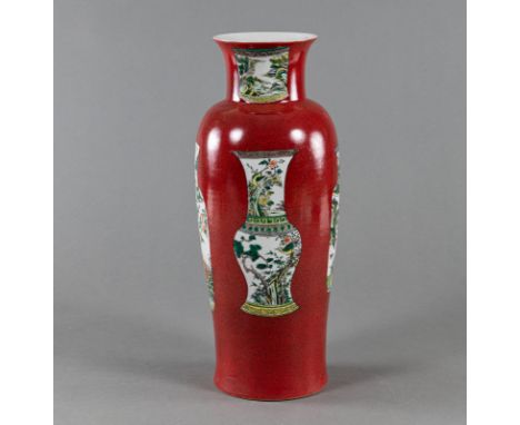 Porzellanvase mit Dekor anderer Vasen in 'Famille verte' auf korallrotem GrundCHINA, unterglasurblaue Kangxi-Sechszeichenmark