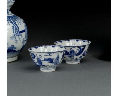 Paar blütenförmige Schalen aus Porzellan mit FigurenszenenChina, unterglasurblaue Sechszeicchenmarken Chenghua, Kangxi-Period