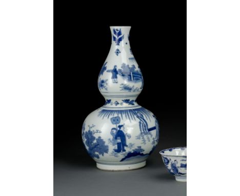Ungewöhnliche Doppelkürbisvase im Transitional-Stil mit Romanszene in UnterglasurblauChina, Kangxi-PeriodeH. 34,5 cmEhemals a