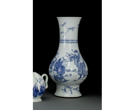 Seltene Vase aus Porzellan mit unterglasurblauem Dekor von Unsterblichen und KnabenChina, frühe Kangxi-PeriodeH. 44,3 cmEhema