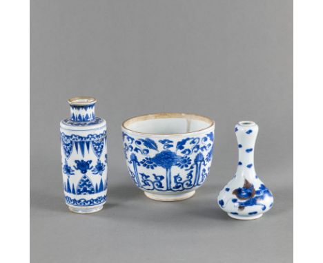 Unterglasurblaues Unterteil einer Deckeldose, eine Rouleau-Vase und eine Drachenvase mit KupferrotChina, Kangxi-Periode und u