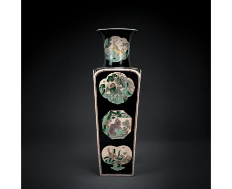 'Famille noir-Vase aus Bisquit-Porzellan mit vierzehn Tierreserven und BlütendekorCHINA, unterglasurblaue Kangxi-Sechszeichen