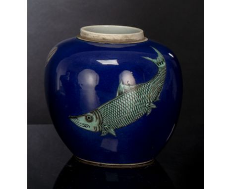 Puderblau glasierter Schultertopf mit drei Fischen in EmailfarbenCHINA, unterglasurblaue Kangxi-Sechszeichenmarke, 19. Jh.H. 