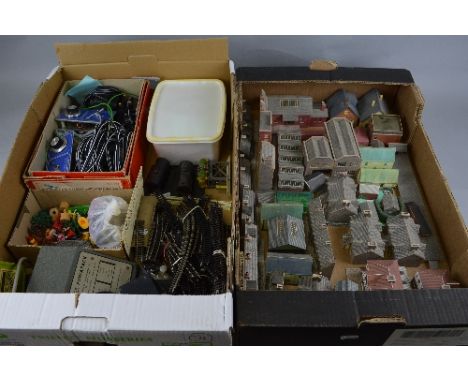 A QUANTITY OF ASSORTED N GAUGE MODEL RAILWAYS ACCESSORIES, to include built and part built Metcalf and other card buildings, 