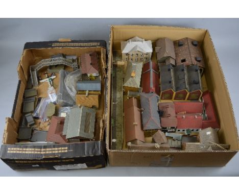 A QUANTITY OF BOXED AND UNBOXED OO GAUGE MODEL RAILWAY ACCESSORIES, to include boxed Oxford Diecast vehicles, trackside acces