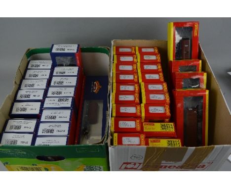 A QUANTITY OF BOXED HORNBY RAILWAYS AND BACHMANN OO GAUGE ROLLING STOCK, assorted types, minor damage to some boxes, (22 Horn