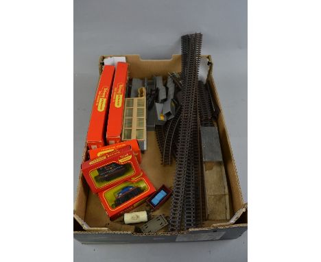 A QUANTITY OF BOXED AND UNBOXED OO GAUGE MODEL RAILWAY ITEMS, to include boxed Tri-ang, Hornby Class 31 Locomotive No.D5572, 