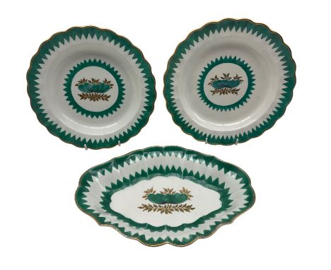 18th century Worcester saw tooth pattern part dessert service, of lobed form, comprising a pair of plates and oval serving di
