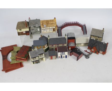 Hornby - Skaledale - A collection of 12 buildings and some other accessories in OO scale including Thatched Cottage, 2 x sets