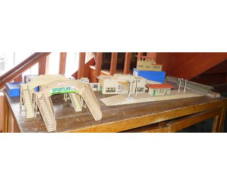 Hornby Dublo platforms (2), signal box with box and 4 footbridges (2 boxed)