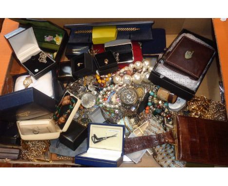 Good quantity of vintage boxed and loose costume jewellery 
