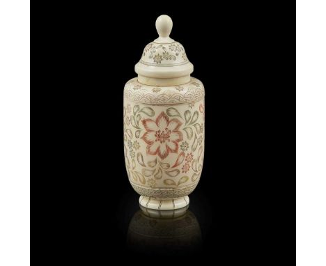 Y IVORY SNUFF BOTTLE WITH LID LATE QING DYNASTY-REPUBLIC PERIOD, 19TH-20TH CENTURY the body of cylindrical form, with fine en