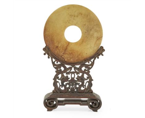 ARCHAIC STYLE JADE BI-DISC ON STAND LATE QING DYNASTY-REPUBLIC PERIOD, 19TH-20TH CENTURY of flat form, simple line carved out